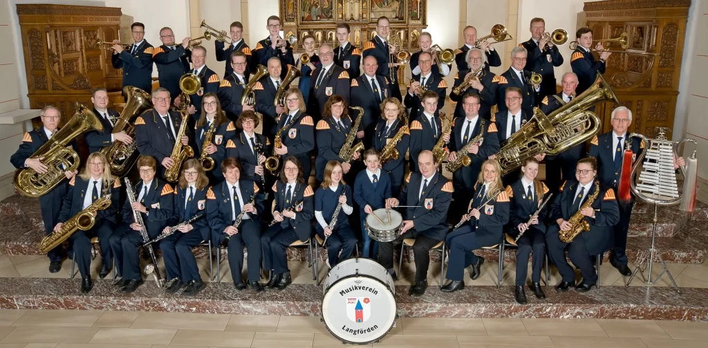 Gruppenfoto des Musikvereins in der Kirche