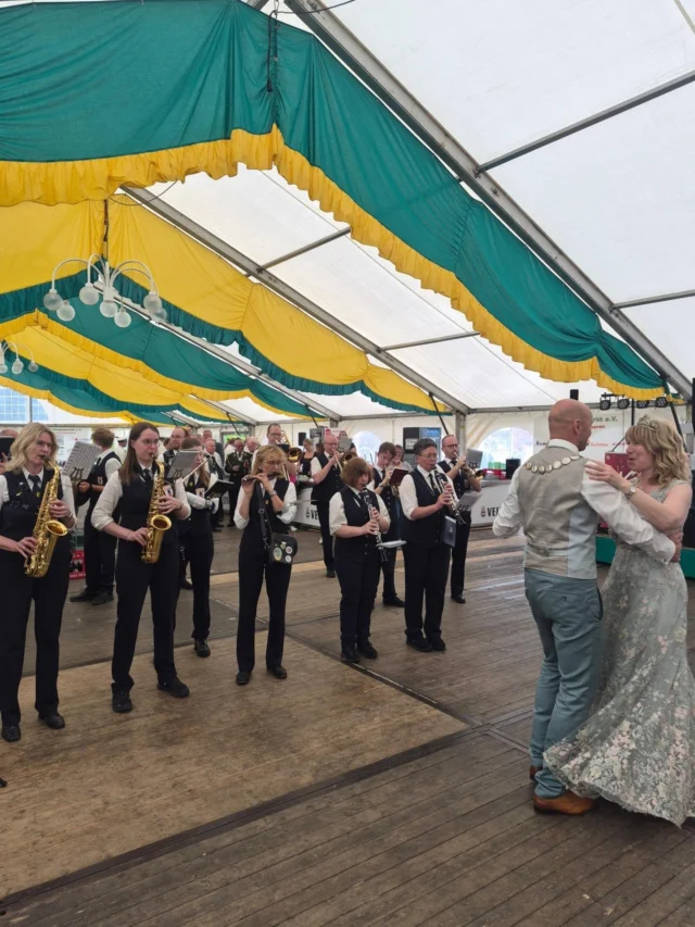 Während die einen aus unserem Verein in der Sonne liegen und den Urlaub genießen🏖️, waren die anderen von uns heute musikalisch unterwegs.🎶
Wir haben zuerst heute Vormittag die Messe bei der Alexander-Kapelle in Holtrup begleitet ⛪ und anschließend auf dem Schützenfest vom @sv.stoppelmarkt gespielt.🎯🥁🎺
Wir gratulieren König Dirk und seiner Königin Kerstin sowie dem gesamten Hofstaat.👑
