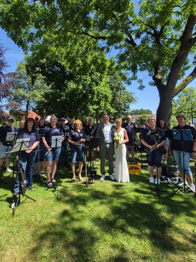 Gestern standen für uns gleich zwei besondere Auftritte auf dem Programm.🙌🏼🎶
Zunächst durften wir die standesamtliche Hochzeit der ehemaligen Erdbeerkönigin Thu-Ha und ihres Mannes Jonas musikalisch begleiten. 💍❤️
Anschließend löste Leon Kleier sein gewonnenes Ständchen von @sgh_langfoerden ein – passend zu seinem 40. Geburtstag. 🎉🎺