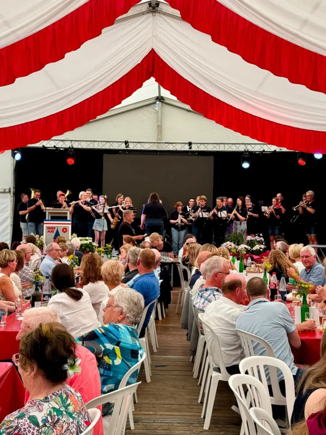 75. Volksfest in Langförden🎉🎶
An diesem Wochenende feiern wir das 75. Volksfest – und wir vom Musikverein durften den Auftakt in dieses Jubiläums-Wochenende musikalisch begleiten. 🎺🥁
Es war ein bunter Abend mit viel Musik, Tanz und Geselligkeit.🙌🏼🍻
Wir sehen uns heute Abend bei der Krönung der neuen Erdbeerkönigin und beim morgigen Festumzug.👸🍓
#Langf #Volksfest #Blasmusik #Musikverein