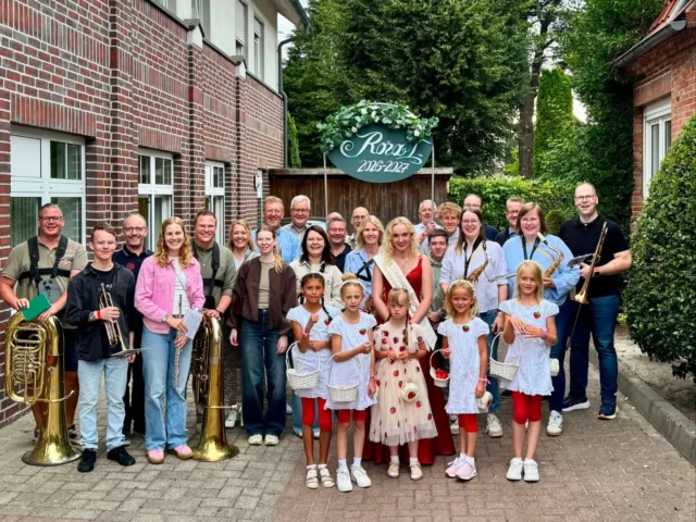 Volksfest Tag 2 🎪🎉
Auch in diesem Jahr durften wir @die_erdbeerkoenigin des @mein.om feierlich ins voll besetzte Festzelt begleiten.🍓👸🏼
Herzlichen Glückwunsch an Rosa I.!🙌🏼
Wir freuen uns jetzt schon auf den heutigen Festumzug durch Langförden. 😍