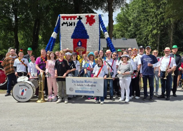 75. Volksfest in Langförden⏳️
Diesen Anlass haben wir genommen und uns am gestrigen Festumzug mit den besten Mottos aus 75 Jahren @volksfestlangfoerden verkleidet.🎭👖
Im Anschluss sorgten wir gemeinsam mit unseren Freunden vom @musikverein.bakum mit über 60 Musiker*innen für Stimmung im Festzelt und gaben schon mal einen Vorgeschmack auf unser Gemeinschaftskonzert in 2027.🎺🙌🏼
Save the date: Volksfest-Freitag - 16. Juli 2027 📆🎶
Ein großer Dank geht auch an unsere beiden Schilderkinder, die uns den gesamten Umzug begleitet haben.☺️🫶🏻
#Volksfest #Langförden #Vechta #Blasmusik #Musikverein