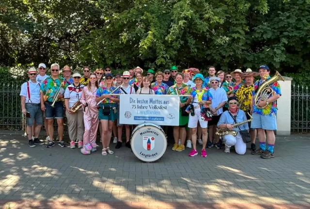 Stoppelmarkt 2026 🎶🎡
Auch in diesem Jahr haben wir wieder den Stoppelmarkt-Umzug durch Vechta musikalisch begleitet.🎺
Bei heißen Temperaturen sind wir ein letztes Mal mit den >>Besten Mottos aus 75 Jahre Volksfest Langförden<< durch die Straßen gezogen.🥵☀️
Im Anschluss waren wir wieder beim @holtruper_grillhaus zu leckeren Steaks und kalten Getränken eingeladen.🔥🥩🍻 Vielen lieben Dank an Familie Beneke, dass wir in jedem Jahr bei euch vorbeischauen dürfen.♥️
Danach sorgten wir noch ein wenig für Stimmung bei FALA Am Dom (@fala_getraenkehaus
@amdom.langfoerden) und ließen den Abend gemütlich ausklingen.🍺🥁
#Stoppelmarkt #Musikverein #Langförden