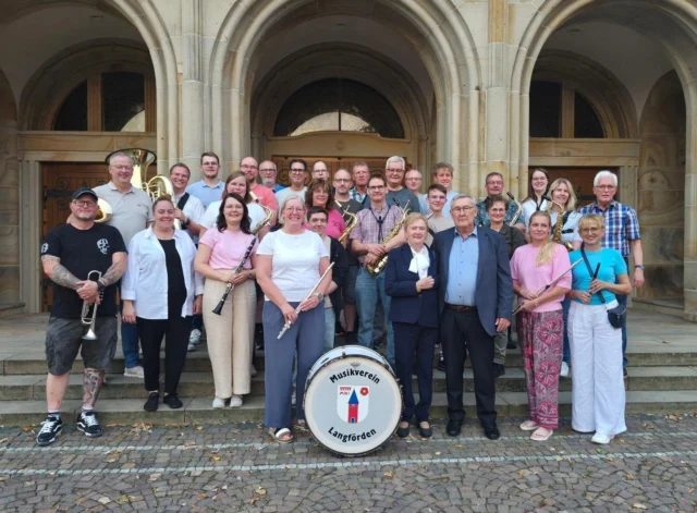 50 Jahre – und die Liebe spielt noch immer die schönste Melodie!🎶❤️
Gestern durften wir unserem Mitglied Josef Bohmann und seiner Frau Annegret nach der Messe zur Goldenen Hochzeit ein kleines Ständchen vor dem Langfördener Dom bringen.🎺💒
Wir wünschen Euch alles Liebe, Glück und noch viele gemeinsame Jahre! 🫶🏻
#MusikvereinLangförden #GoldeneHochzeit #Ständchen #Musikverbindet #Langförden
