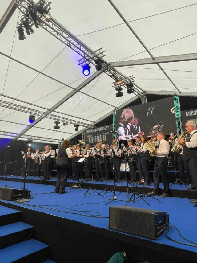 Freunde treffen und gemeinsam Musik machen: Am Wochenende fand das Musikerbundesfest des @musikerbundsuedoldenburg in Dinklage statt.🙌🏼🎶🍻
Das zuerst regnerische Wetter tat der Stimmung keinen Abbruch und wir hatten viel Spaß beim @kolpingorchesterdinklage 🥳
Besonders stolz sind wir auf unsere Jubilare: Christof Pekeler & Reinhard Ellers wurden für 50 Jahre geehrt und Martin Windhaus für 40 Jahre.🏅🎺
Bei bester Partymusik von der @stadtkapelle_lohne klang der Abend aus und die Vorfreude auf 2027 steigt.😍
#Musikerbundesfest #musikverbindet #Musikverein #MusikvereinLangförden 
Unsere Jubilare Christof Pekeler, Reinhard Ellers und Martin Windhaus.🎶🎖
Festumzug durch Dinklage 🚶‍♂️🌳🎺
Massenchorstücke mit fast 1.000 Musikerinnen und Musikern.🫶🏻🥹 #musikverbindet 
Wir bei unserem Vortragsstück "Ohne Dich schlaf ich heut Nacht nicht ein" 🛏💭🎶
Die Busfahrt mit dem @musikverein_buehren 🚏🚍
Unsere Jubilarssticker 🥳😍