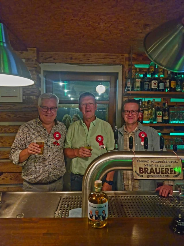 140 Jahre - das muss gefeiert werden!🎉⌛🎶
Beim Musikerbundesfest in Dinklage feierten unsere Musiker Christof Pekeler, Reinhard Ellers und Martin Windhaus ihr Jubiläum.🎖️
Gestern Abend haben uns die drei in die @domschatten_privatbrauerei eingeladen.🍻
Bei Bratwurst und Bier ließen wir die letzten Jahrzehnte Revue passieren.🙌🏼🌭
Danke für die Einladung und Danke für den tollen Abend!🎶🫶🏼
Wir freuen uns, dass ihr Teil unseres Musikvereins seid.❤️
#Jubilare #Musikverein #Musikerbund #Langförden #Vechta