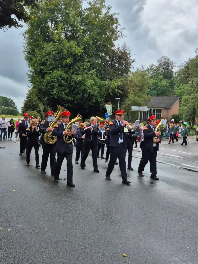 Bundesfest in Damme 🎯🙌🏼🎶
Heute haben wir den großen Festumzug des @bhds.bund durch Damme mit über 8.000 Schützenschwestern und -brüdern musikalisch begleitet.🚶‍♂️🌳🎺
Und auch das Wetter wollte offenbar seinen Teil zum Fest beitragen… 🌧️😅 Der Regen hat uns ordentlich erwischt. Aber davon haben wir uns natürlich nicht die Stimmung nehmen lassen! 💪🏼🎶
@sb_rottinghausen #Musikverein #Langförden #Vechta #Blasorchester #Blasmusik