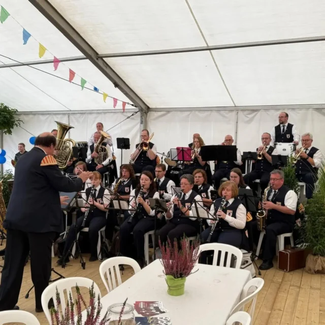 🍂Zwei Tage Herbstmarkt am Dom liegen hinter uns!🎶⛪️
Wie in jedem Jahr durften wir den Herbstmarkt in Langförden musikalisch eröffnen.👐🏽🎺
Am Sonntag waren wir beim ersten Vereinsnachmittag in Langförden dabei und haben mit unserem Instrumentenkarussell bei kleinen und großen Besucherinnen und Besuchern für musikalische Neugier gesorgt.🎷🥁
Von 14 bis 16 Uhr gab es von uns Kaffee und Kuchen im Festzelt. Zeitgleich haben wir unser Platzkonzert gegeben.☕🍰
Ein riesiges Dankeschön an unsere Musikerinnen, Musiker und ihren Anhang, die uns an diesem Wochenende unterstützt haben – beim Auf- und Abbau, beim Kuchenverkauf, hinter den Kulissen und natürlich auf der Bühne.❤️🫶🏻
#MusikvereinLangförden #Langförden #Herbstmarkt #Vereinsnachmittag #Blasmusik