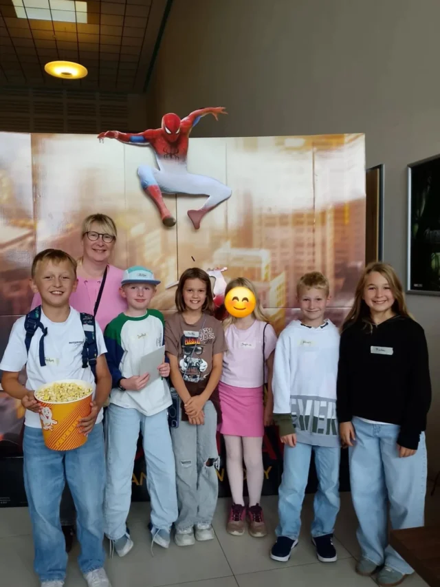 Kino-Nachmittag vom @musikerbundsuedoldenburg 📽🍿🎶
Heute war unsere Jugendbetreuerin Anja mit 6 Kindern aus der Bläserklasse und Ausbildungsorchester beim Kino-Nachmittag vom Musikerbund Südoldenburg.🙌🏼
Es war ein toller Nachmittag. Danke für die Organisation!🙏🏻👌🏻