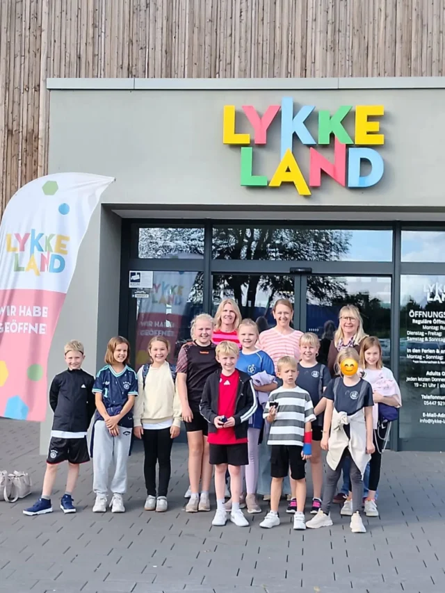 Besuch im @lykkeland.marissa 🧗‍♀️
Unsere Nachwuchstalente aus dem Ausbildungsorchester und der Bläserklasse haben den gestrigen Tag der Deutschen Einheit im Lykkeland am Dümmer verbracht.🇩🇪🧒🏼🎺
Mit Pommes und Hamburgern haben sich alle gestärkt.🍟🍔
Danke an unsere Jugendbetreuerin Anja für die Organisation!💪🏼
#Lykkeland #Nachwuchs #Musikverein #Blasorchester #Langförden