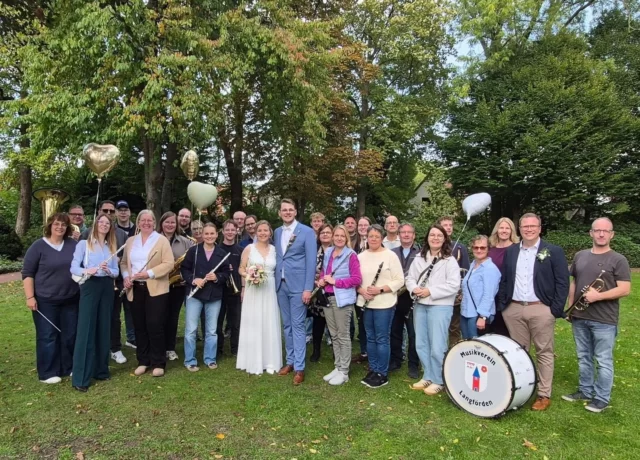 Hochtied!👰🤵🎶
Gestern hat unser Flügelhornist Daniel seiner Caro im Alten Rathaus in Vechta das Ja-Wort gegeben! 🥰 Natürlich haben wir den beiden mit einem kleinen Ständchen musikalisch gratuliert.🎺
Lieber Daniel, liebe Caro, wir wünschen euch alles Liebe und erdenklich Gute für eure gemeinsame Zukunft!🫶🏻
Möge eure gemeinsame Melodie für immer wunderschön bleiben!💐💍
#Hochzeit #Hochtied #Blasorchester #Blasmusik